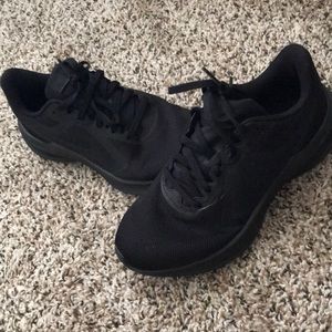 These are Nike Downshifter 11s in a Women’s size 6. Color: Black